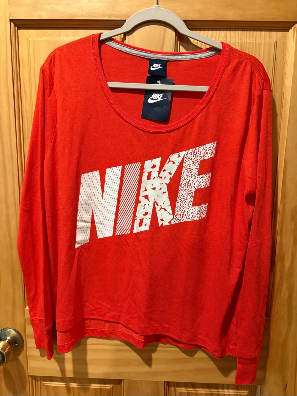 Nike women's long sleeve scoop neck t-shirt with white graphic logo size L NWT